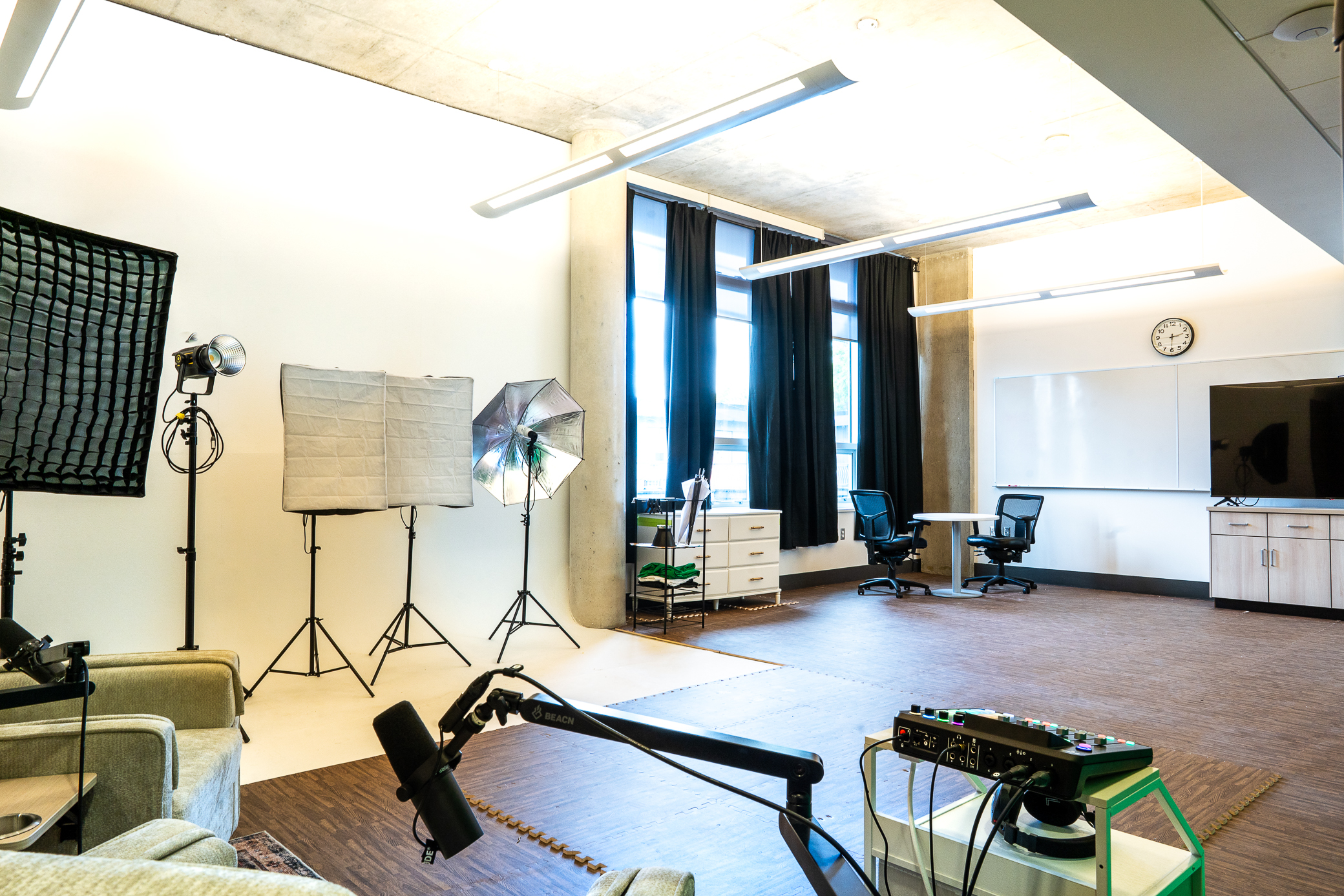 Broadway-Youth-Resource-Centre-BCCA-Classroom-Style-Community-Space